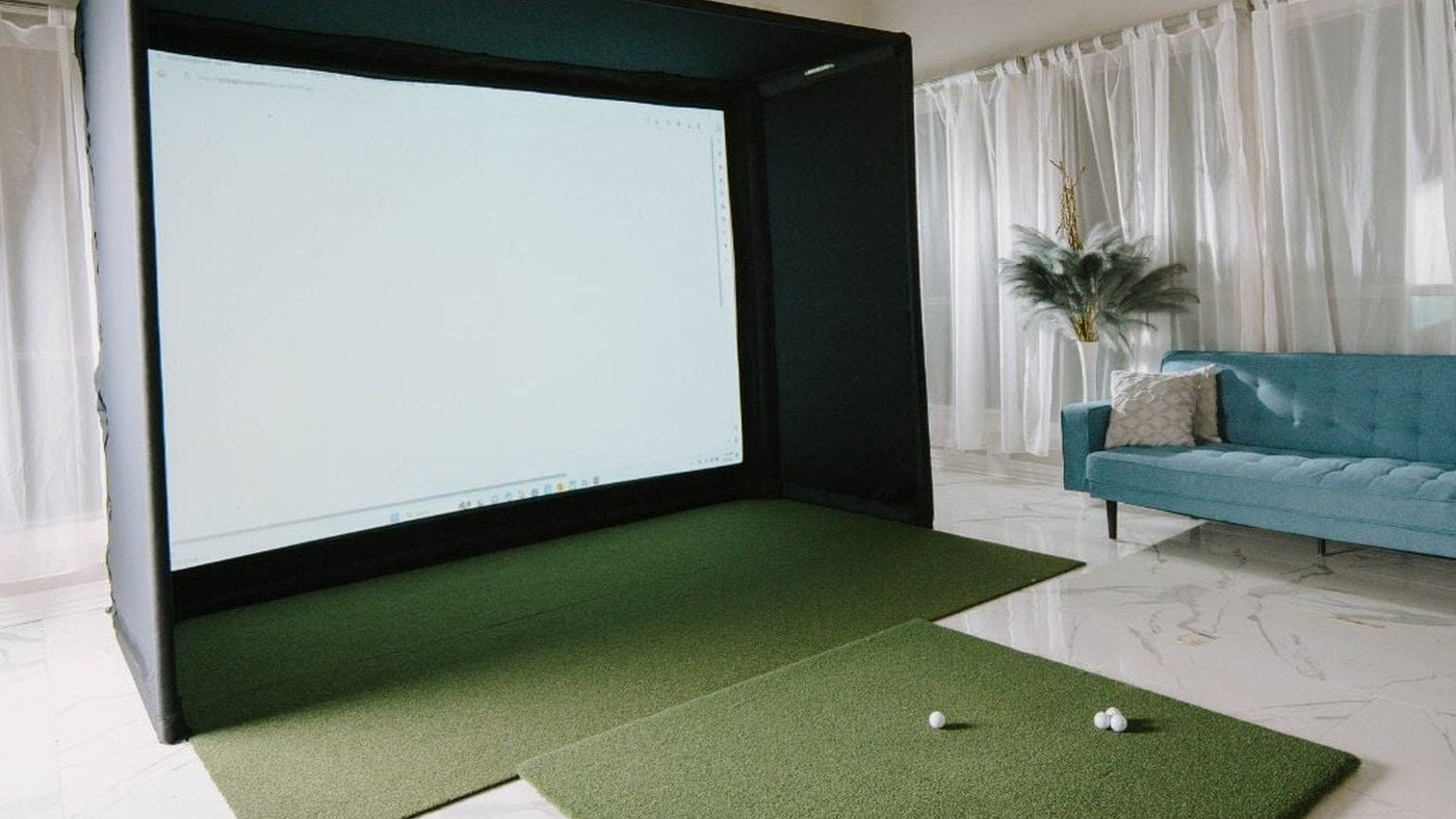 SIG10 enclosure with a hitting mat in a bright indoor golf room.