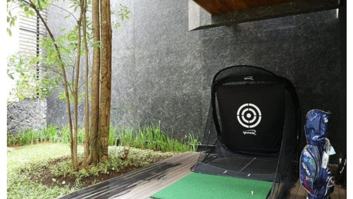 Spornia SPG-7 golf practice net set up beside a building